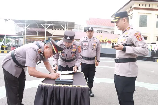 Kapolres Lhokseumawe Pimpin Sertijab Dua Kapolsek