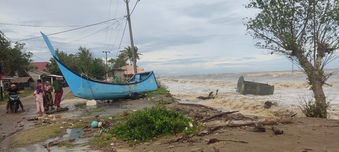 Gelombang Besar Ancam Ratusan Keluarga Kawasan Pesisir Seunuddon