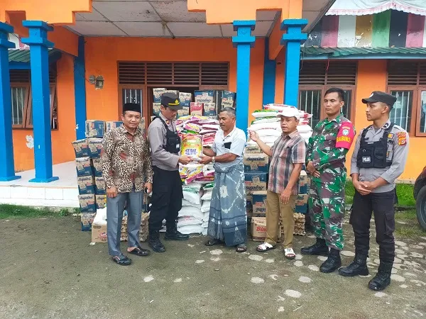 Kapolsek Sultan Daulat Serahkan Bantuan Pasca Banjir