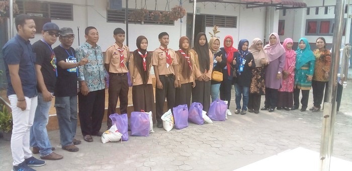 Alumni 97 SMAN 1 Babalan Bagi Sembako Kepada Siswa Yatim Piatu 