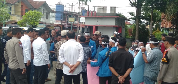 Tolak Lima Calon KIP, Puluhan Mahasiswa Demo DPRK