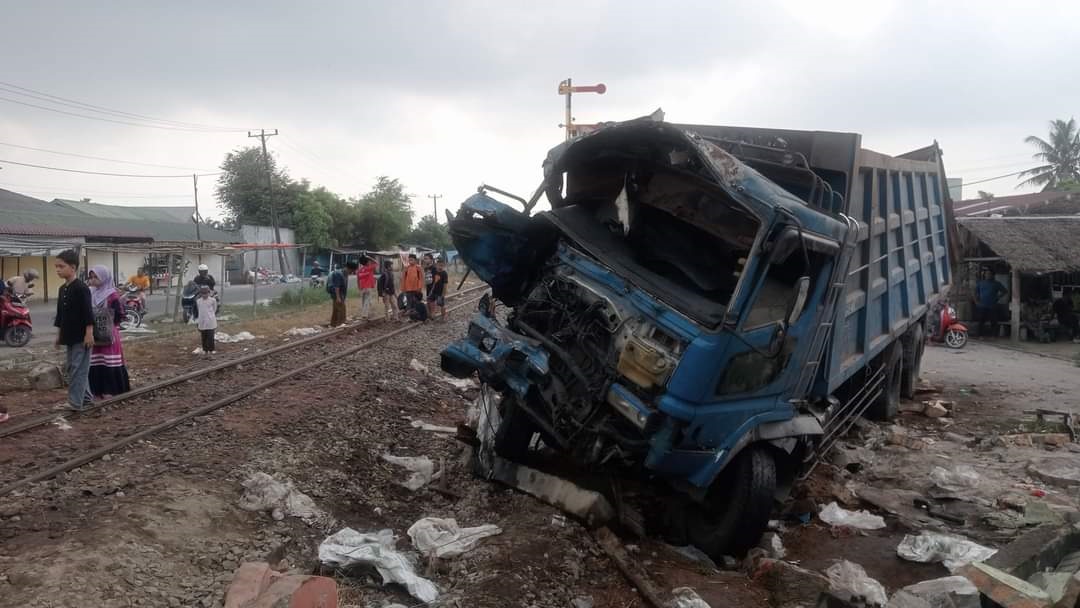 Polisi Masih Selidiki Identitas Supir Truk Terobos Palang Pintu
