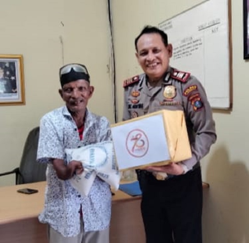 Kapolsek Pangkalansusu Berbagai Dengan Fakir Miskin Dan Penyandang Disabilitas