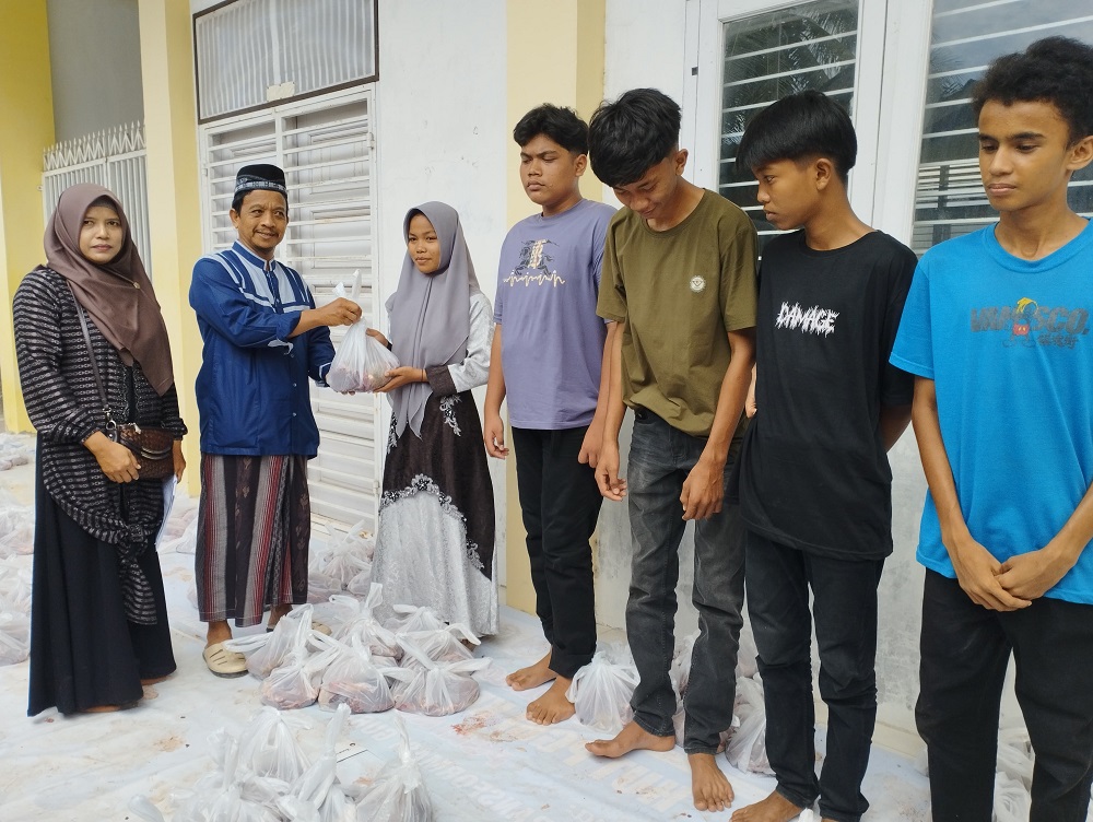 SMA Negeri 15 Adidarma Bagikan 160 Paket Daging Kurban