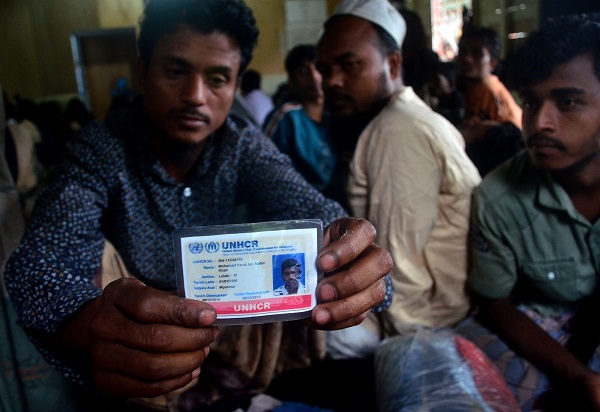 Kapal Pengangkut Etnis Rohingya Kabur