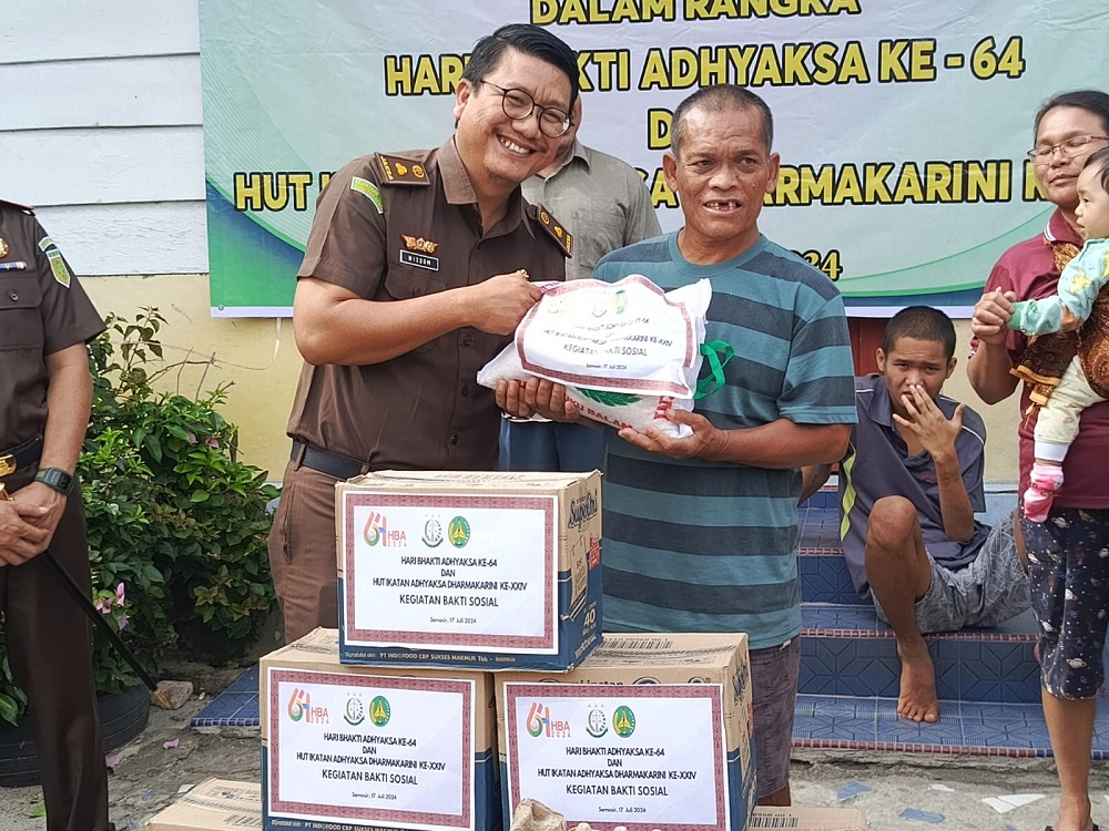 Sambut Hari Bhakti Adhyaksa Dan HUT IAD, Kajari Samosir Gelar Baksos