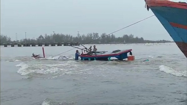 Lagi, Boat Nelayan Aceh Singkil Karam Di Muara Kuala Gabi