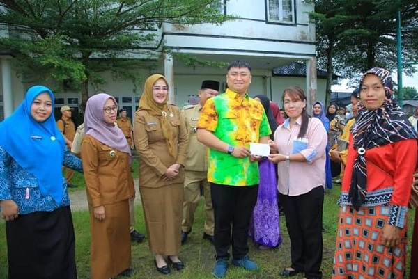 Bupati Serahkan Insentif Kader Posyandu Dan Linmas