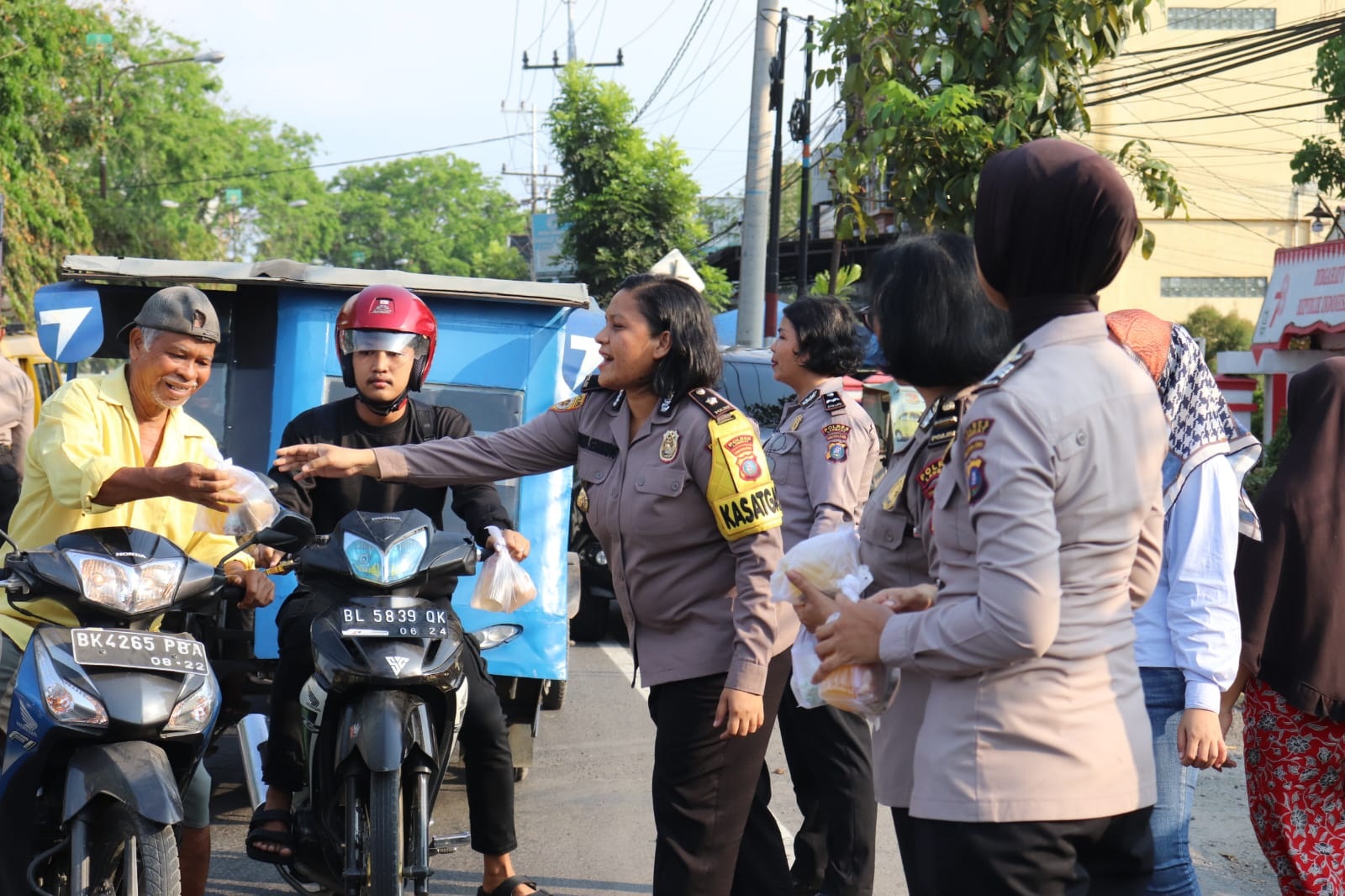Polwan Polres Langkat Bagikan Takjil Kepada Warga 