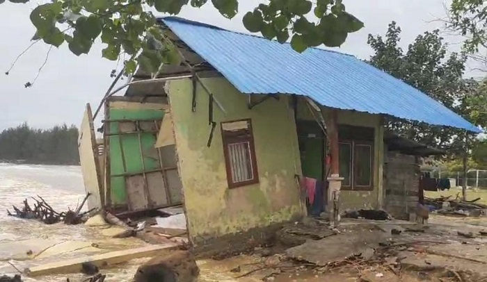 Rumah Warga Dihantam Ombak