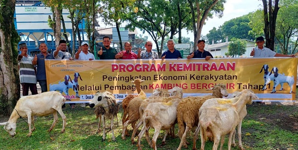 Socfindo BB Dukung Perekonomian Masyarakat Dengan Kambing Bergulir