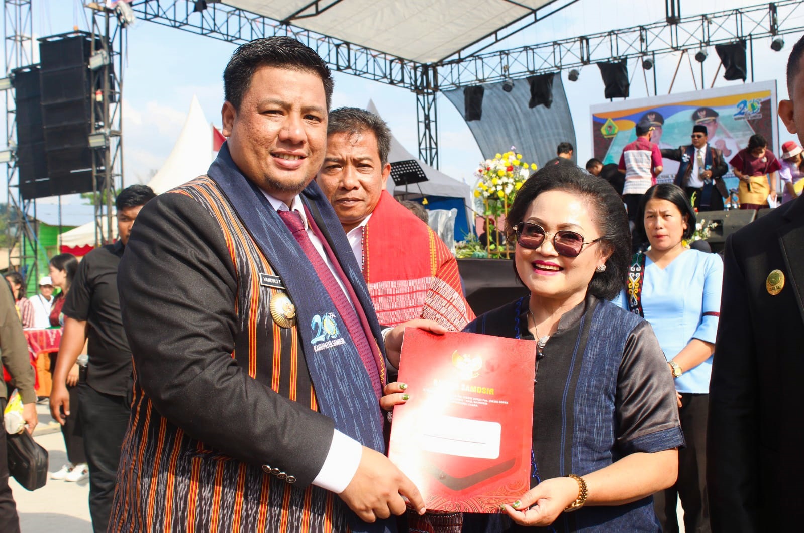 Turut Sumbang PAD, Bupati Samosir Beri Penghargaan Kepada Notaris