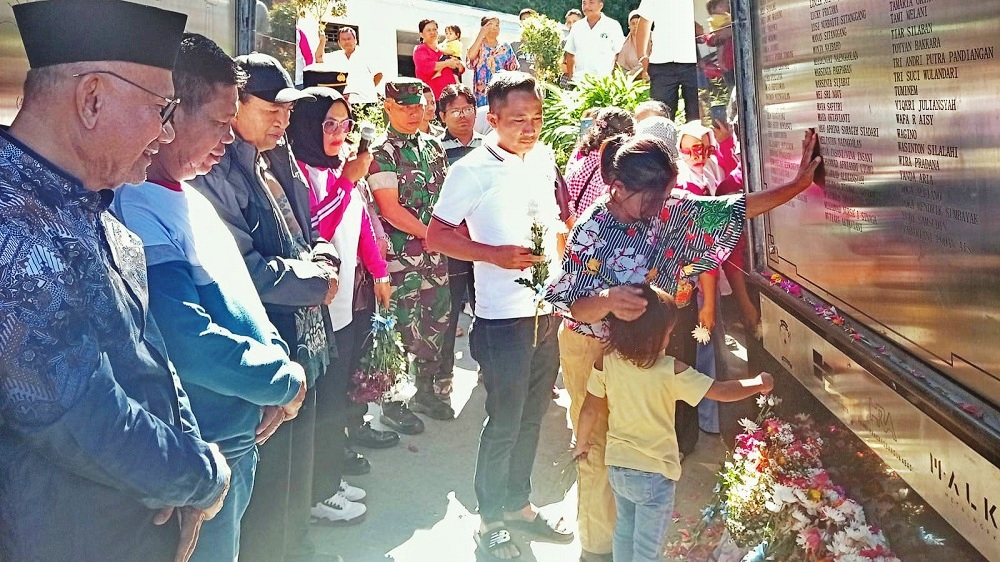 Kenang Tragedi KM Sinar Bangun, Bupati Simalungun Dan Keluarga Korban Ziarah Ke Tigaras