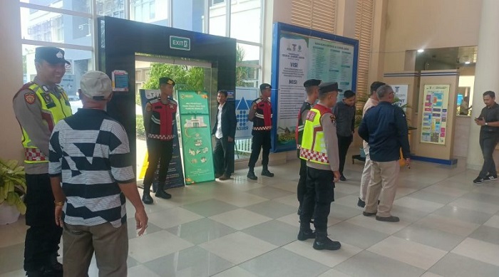 Polisi Kawal RSUDZA Saat Tes Kesehatan Cawagub Aceh