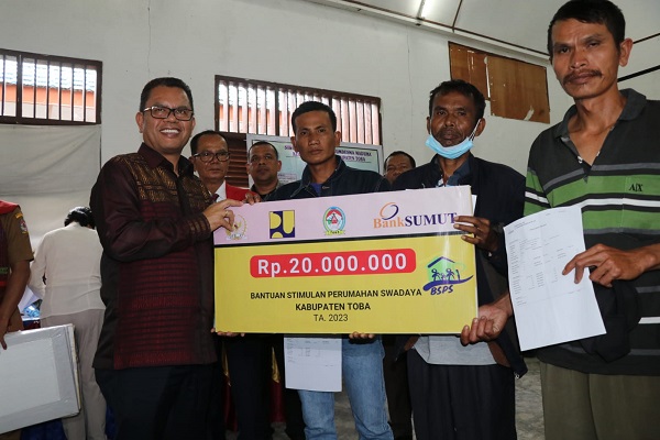 Bupati Toba Serahkan Bantuan Stimulan Perumahan Swadaya