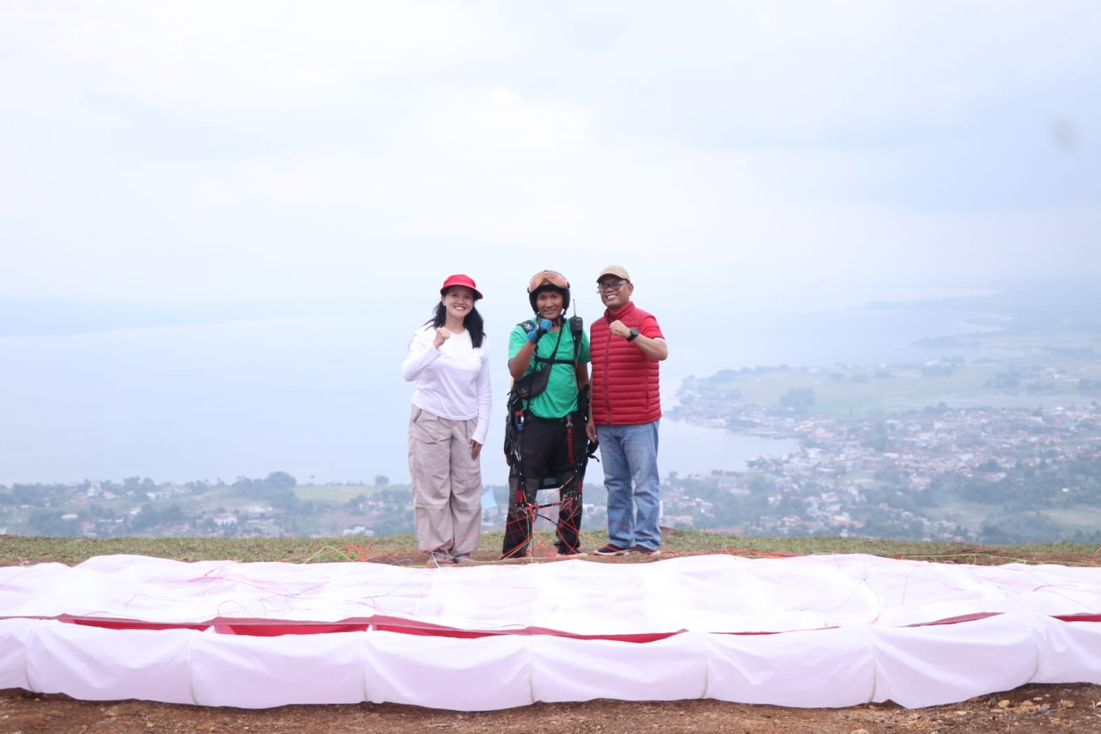 Bupati Toba Saksikan Paralayang Dari Puncak Sibodiala