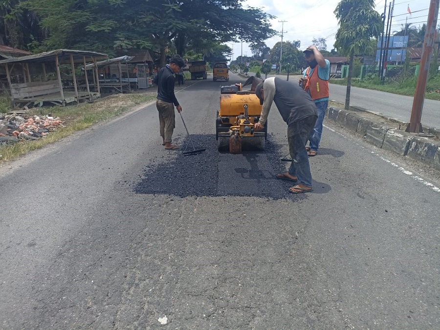 Dinas PUPR Sumut Tambal Sulam Jalan Berlubang Di Palas