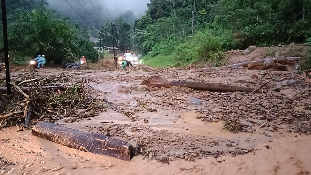 Banjir Bandang Terjang Jalan Provinsi, Jalan Dua Arah Lumpuh Total