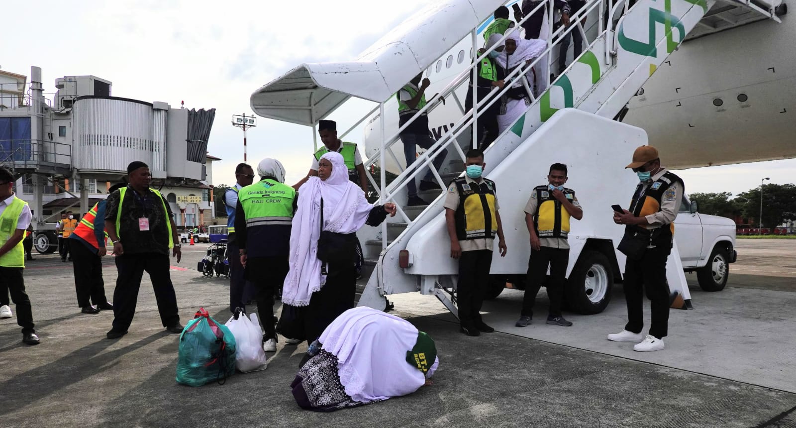 Jamaah Kloter 3 Sujud Syukur Di Bandara SIM