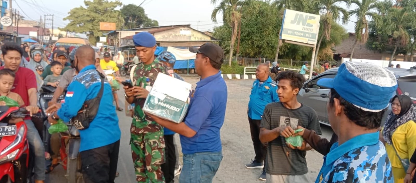 Jalin Silaturahmi, Satkom Wira Waskita POM AU Berbagi Takjil Dan Sembako