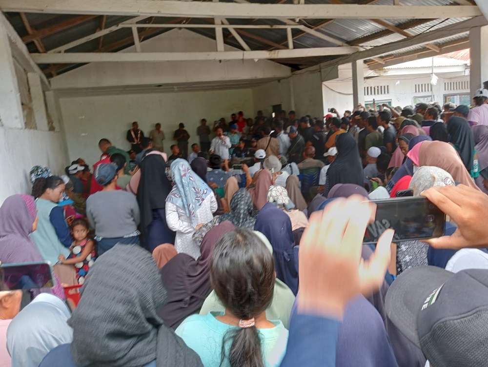 Ratusan Warga Perlanaan Tuntut Pangulu Batalkan Pengukuran PT. KAI
