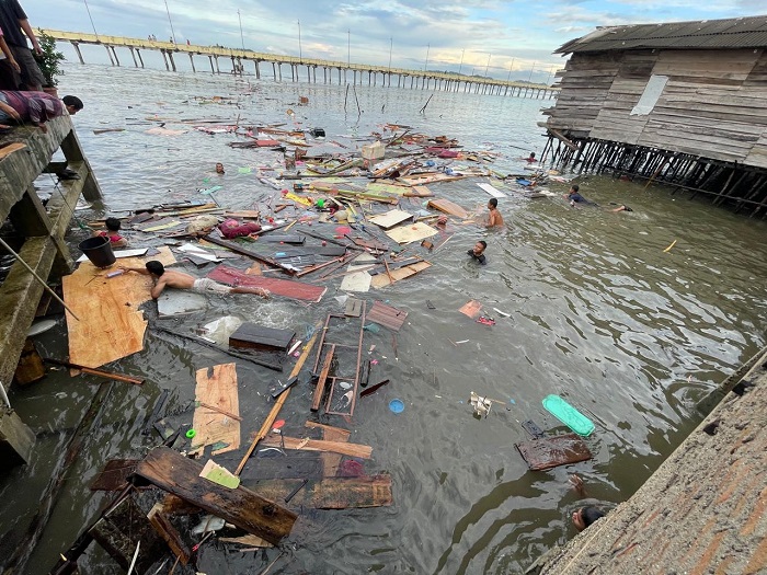 Rumah Di Pantai Sibolga Hancur Diterjang Gelombang