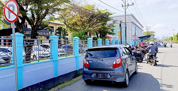 Parkir Di Depan RSUD Tgk Chik Ditiro Bahayakan Pengguna Jalan