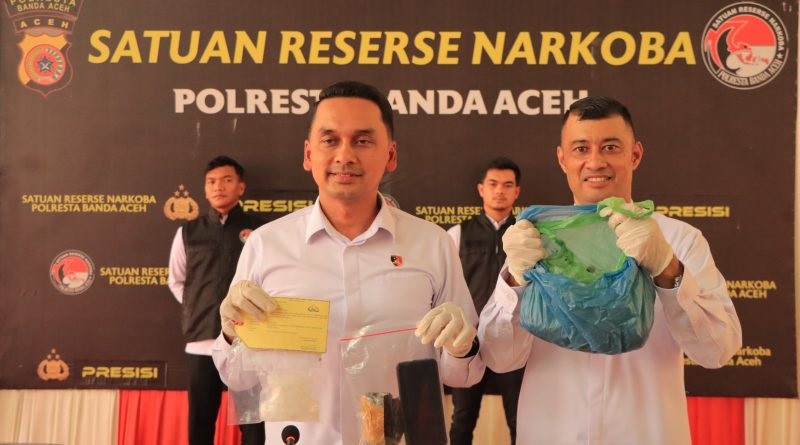 Polisi Ringkus Pengirim Paket Asam Sunti Isi 100 Gr Sabu Di Bandara SIM