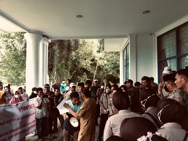 Mahasiswa 'Kepung' Kantor Bupati Dan DPRD Madina