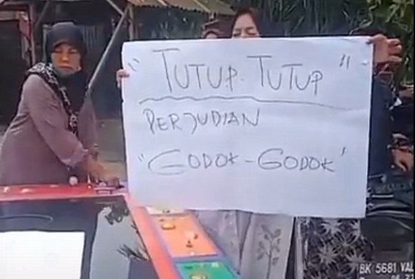 The Power Of Emak Emak Tutup Paksa Judi "Godok-godok"