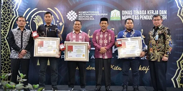 Pj Bupati Aceh Besar, Bireuen Dan Pj Wali Kota Banda Aceh Terima Lencana Produktivitas