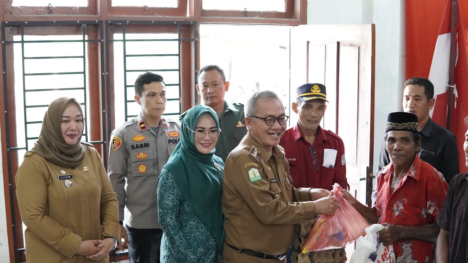 Pj Bupati Salurkan Bapang Miskin Ekstrem Dan Pangan B2SA Di 3 Kecamatan