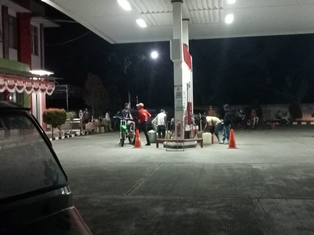 Pengisian Jerigen Merajalela Di SPBU Sibuhuan