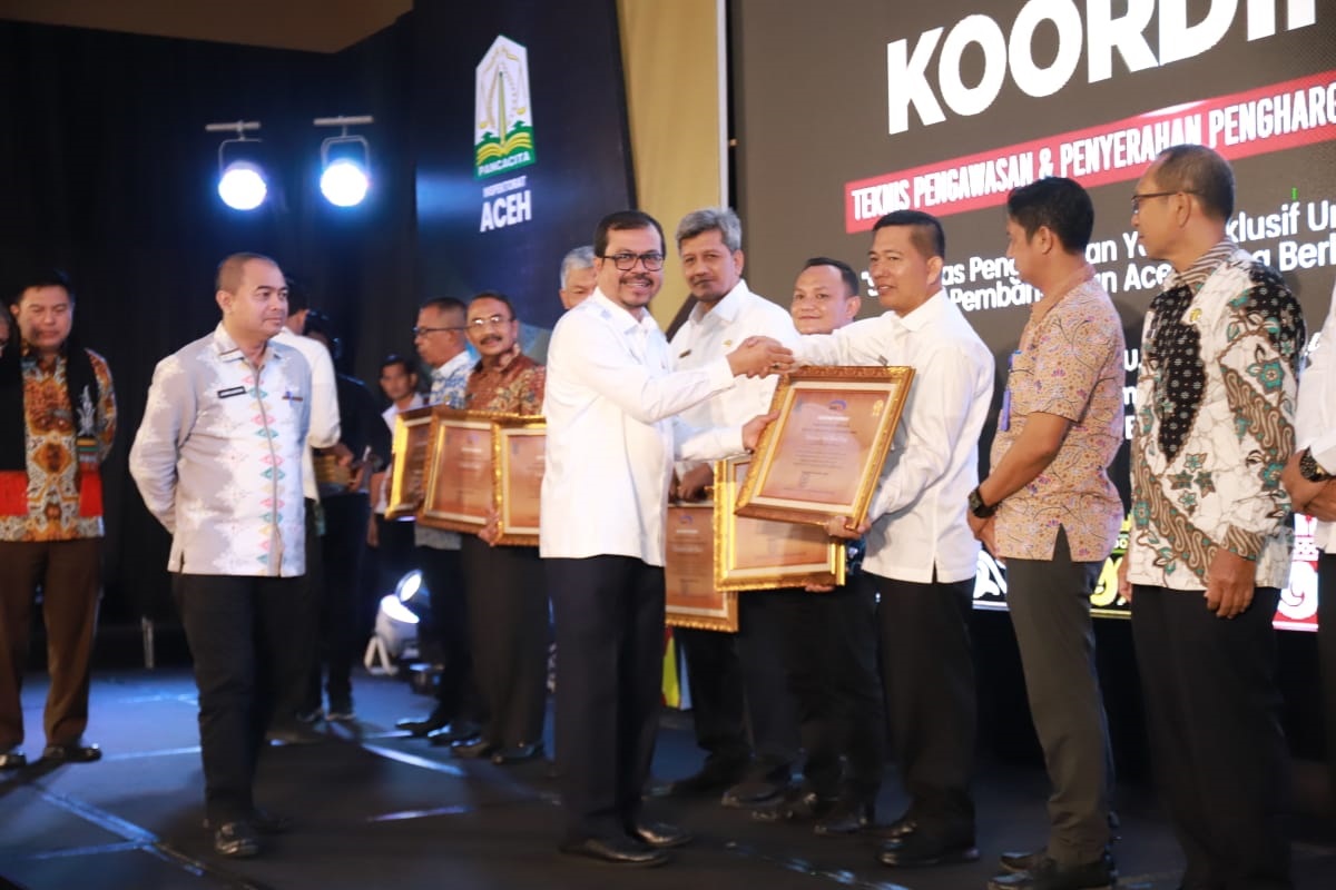 Sekda Abdya Terima Penghargaan BPKP Perwakilan Aceh