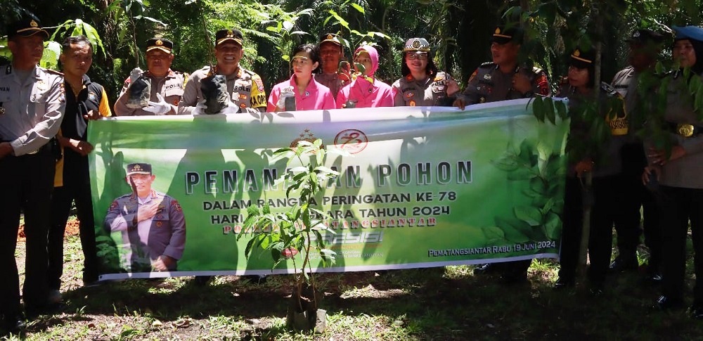 Implementasikan Tema Hari Bhayangkara Ke-78, Kapolres P.Siantar Tanam Pohon