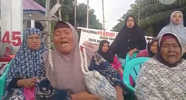 Meratap Ke Presiden, Massa Singkuang 1 Ke Kantor Bupati