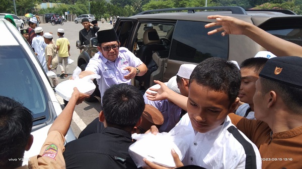 Syukuran Satu Tahun SMSI Madina, Berbagi Nasi Kotak Usai Jumatan