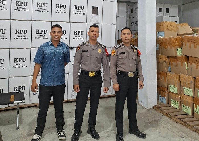 Polres P.Siantar Kawal Kedatangan Logistik Pemilu