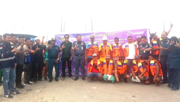 KSOP Bagikan Life Jacket Kepada Nelayan