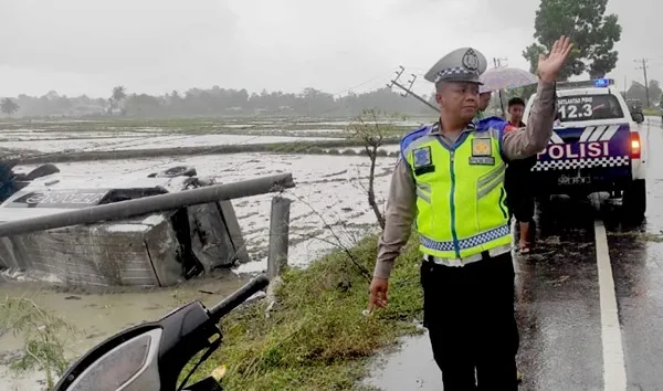 Mini Bus Hiace Tergelincir, Tabrak Tiang Listrik Lalu Terguling Ke Sawah