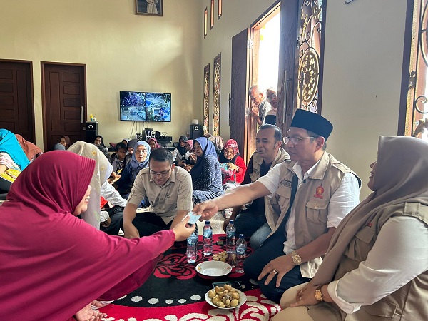 HM Husni Bantu Ratusan Warga Tebingtinggi Untuk Terdaftar Di DTKS