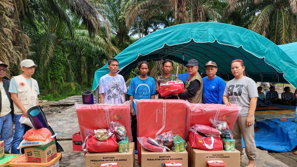 Dinsos Agara Serahkan Bantuan Masa Panik Korban Kebakaran