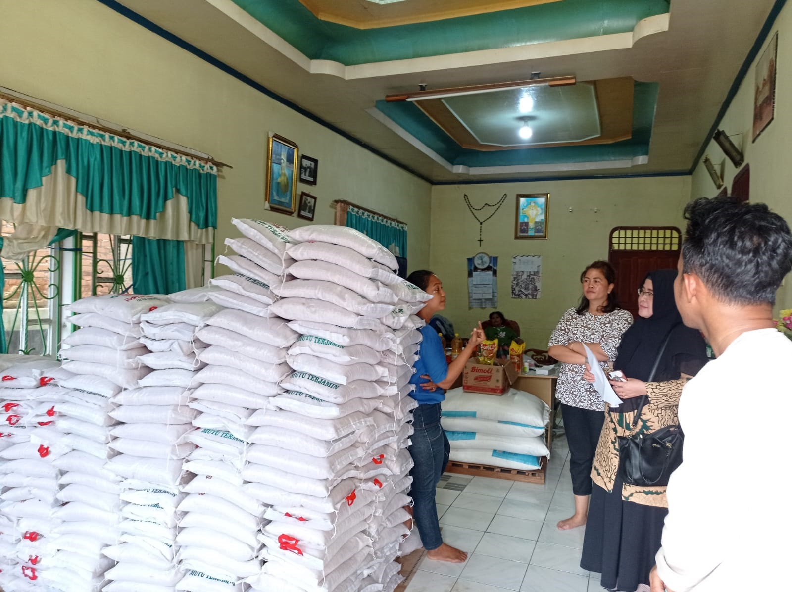 Dinas Ketapang Binjai Tinjau Rumah Warga Tampung Beras Bulog
