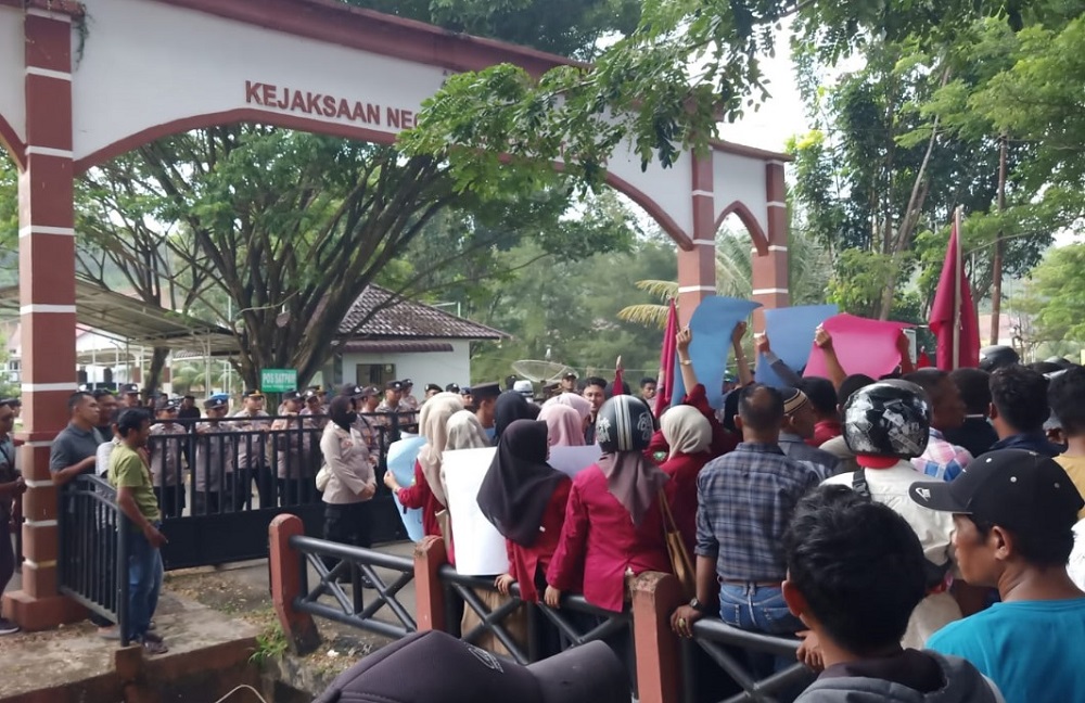 Pendemo Ancam Gunakan Hukum Rimba Jika Sengketa Lahan PT CA Tidak Tuntas