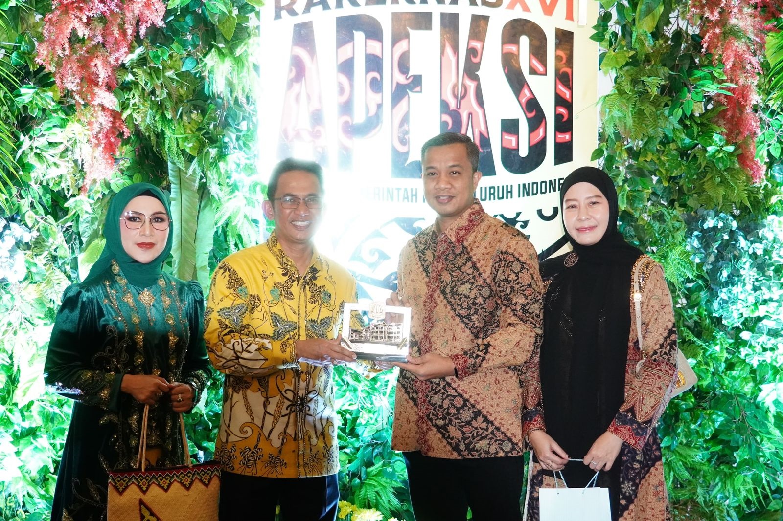Pj Wali Kota Bertukar Cenderamata Dengan Wali Kota Balikpapan