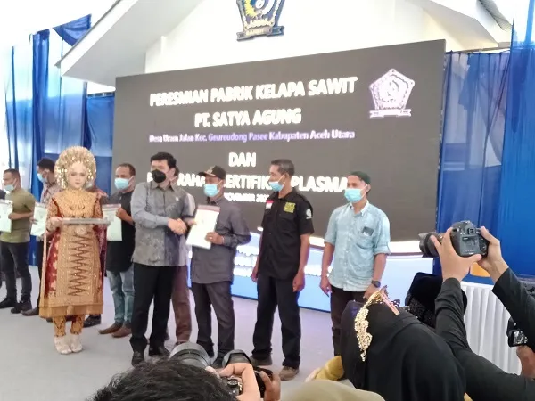 Menteri ATR/BPN Resmikan PKS, Serahkan Sertifikat Plasma Petani