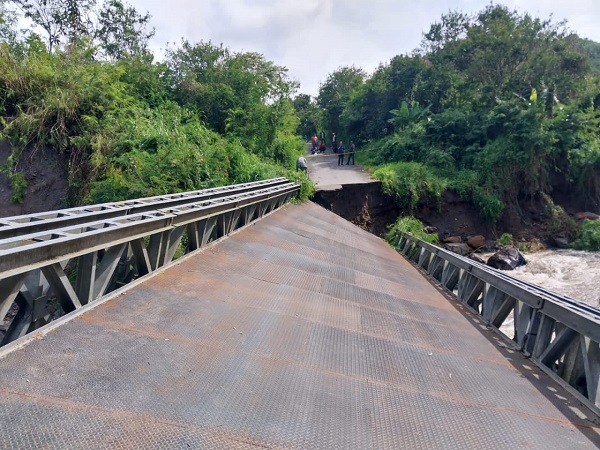 Jembatan Penghubung Lut Kucak -Sukajadi Ambruk
