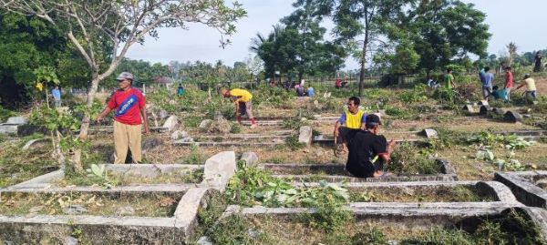 Sambut Idul Adha, Warga Raya Paya Bersihkan Makam