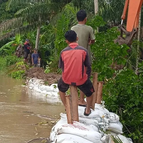 Warga Gotong Royong Tangani Tanggul Jebol