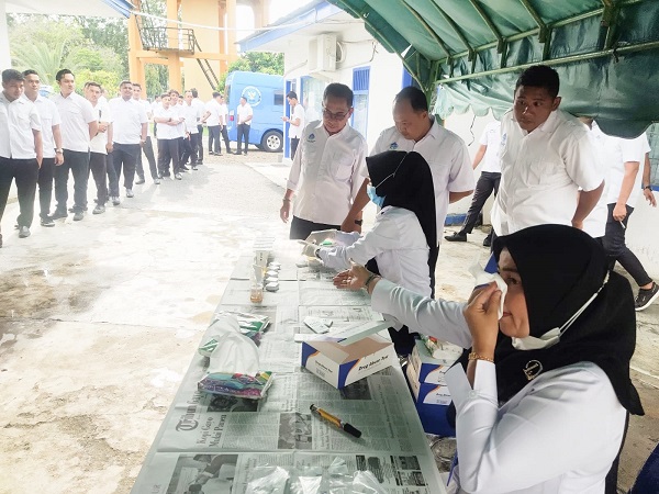 135 Karyawan Perumda AM Tirta Keumuneng Dites Urine